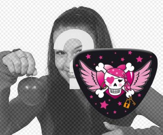 adesivo rosa com uma caveira pirata