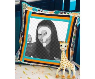 coloque sua foto em uma almofada ao lado uma girafa pelucia