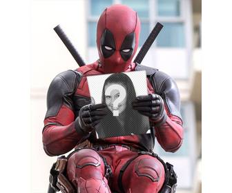 deadpool segurando sua foto com efeito livre