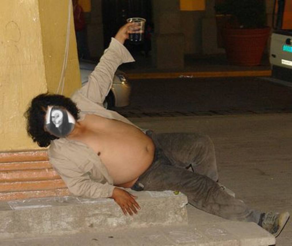 Fotomontagem de um homem gordo, bêbado deitado no chão onde você pode colocar a cara de qualquer um que quiser e adicionar algum..