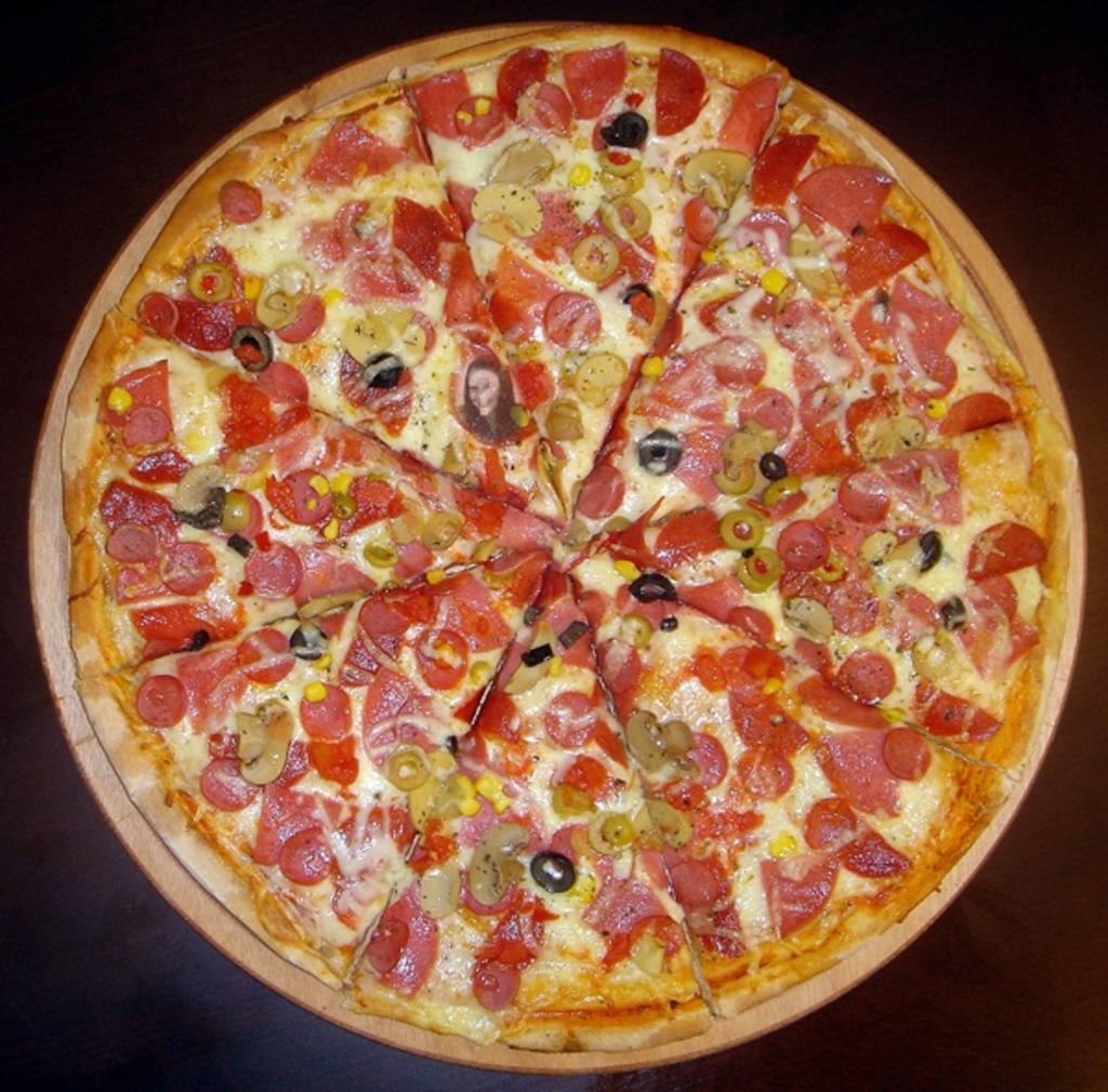 Ocultar a sua imagem nesta deliciosa pizza para se divertir jogando com as pessoas a encontrá-lo na..