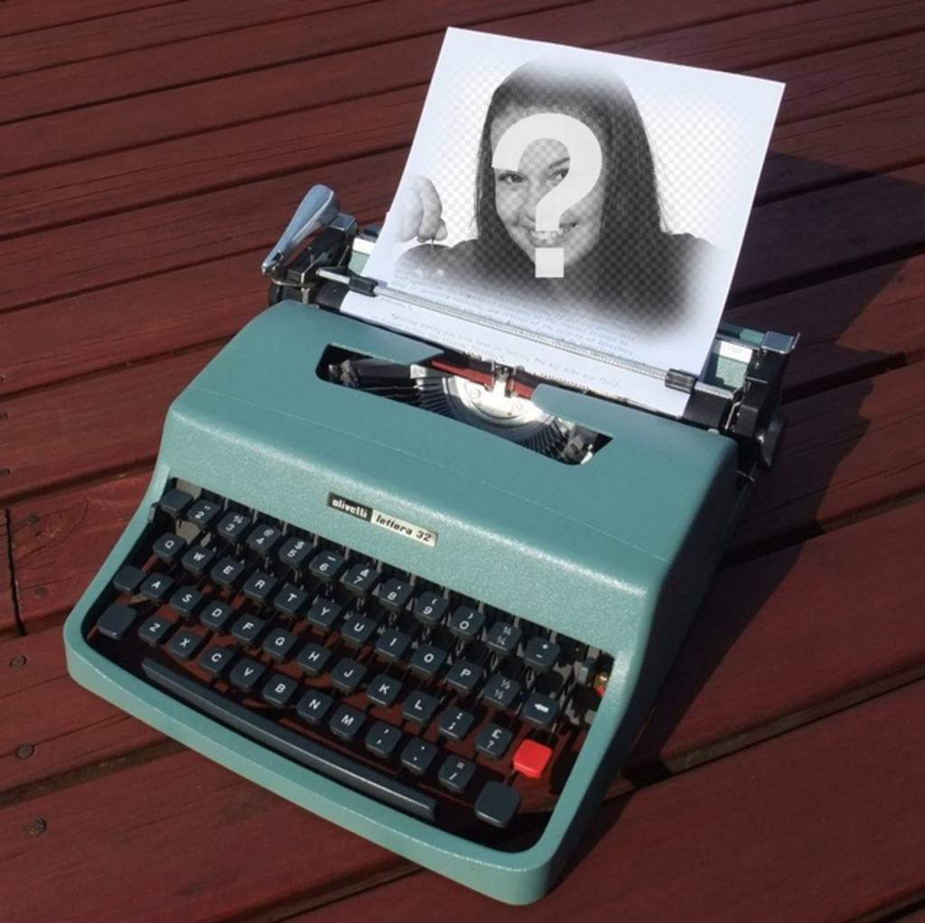 Fotomontagem com uma máquina de escrever Olivetti turquesa do vintage com um papel para colocar uma..